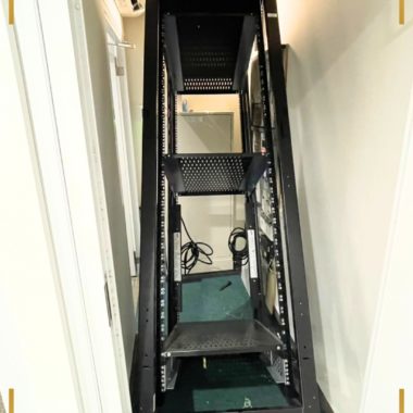 大型ラックを分解・切断して回収しました！